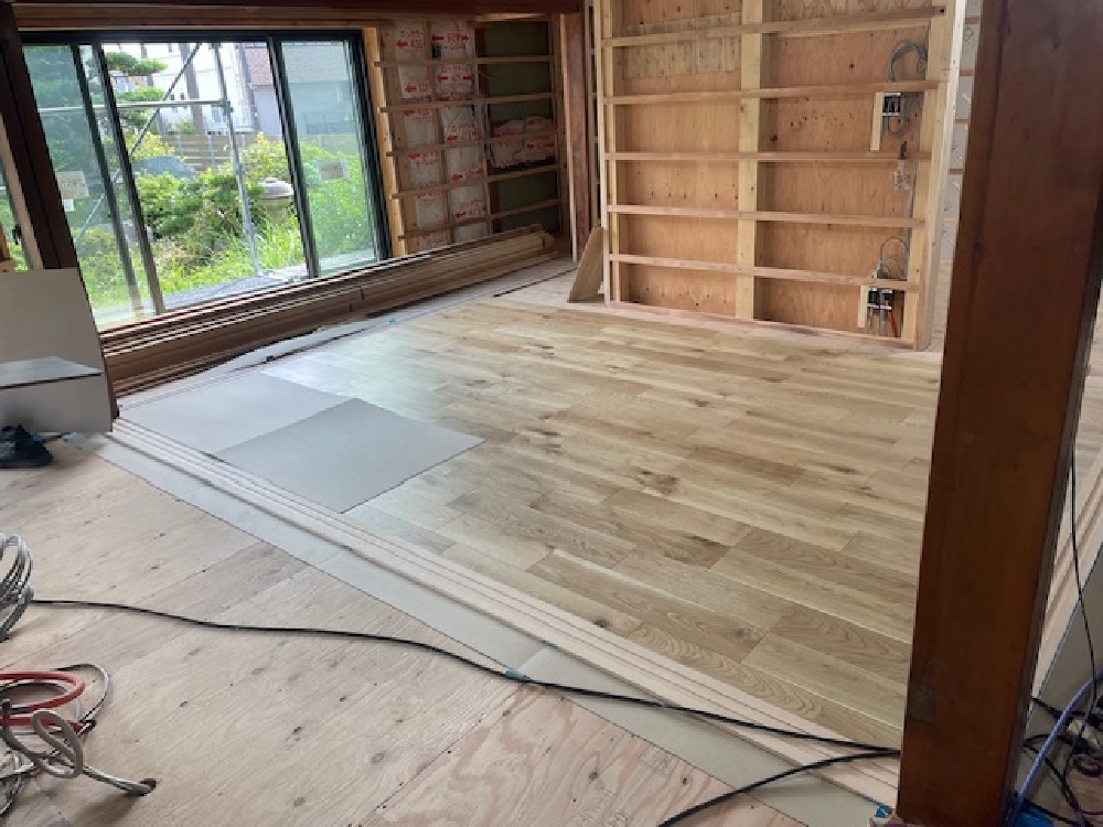 床を貼りだしました