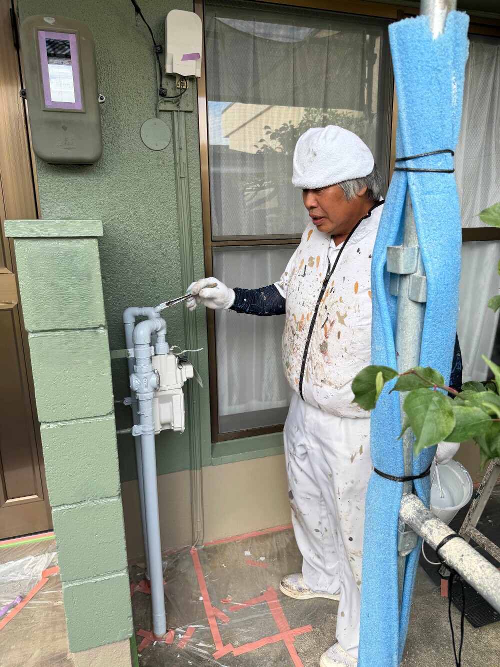 外壁塗装工事を順次進めています。