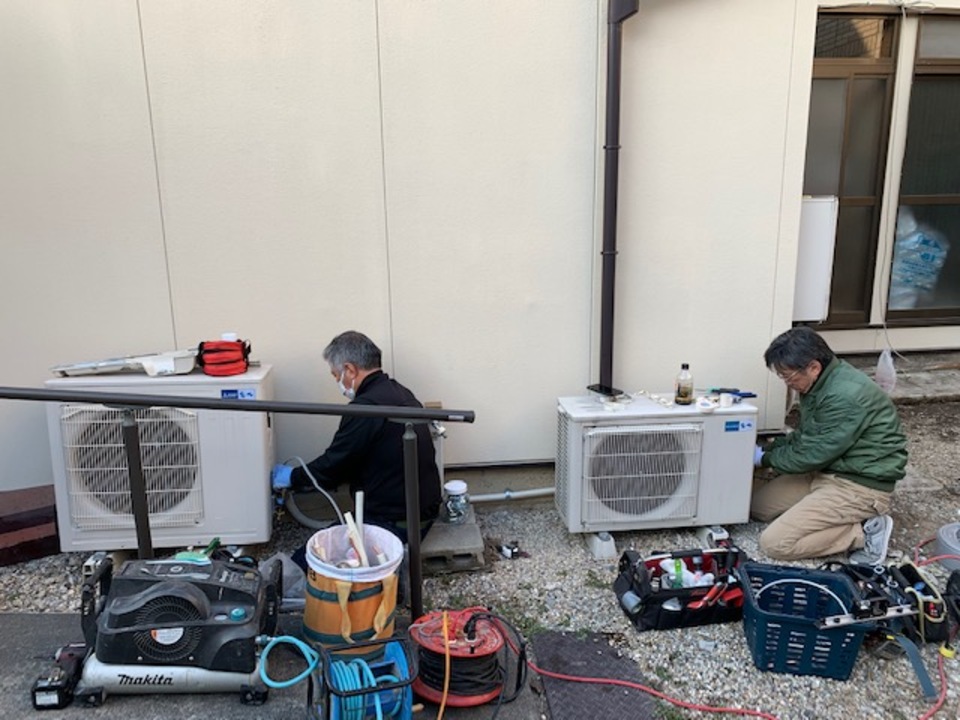 室外機移設しました。  増築の下準備をしています。