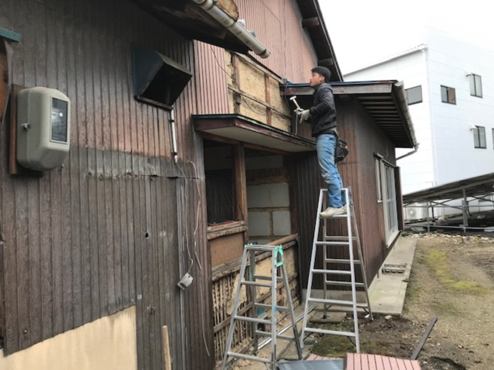 引き続き外壁解体中