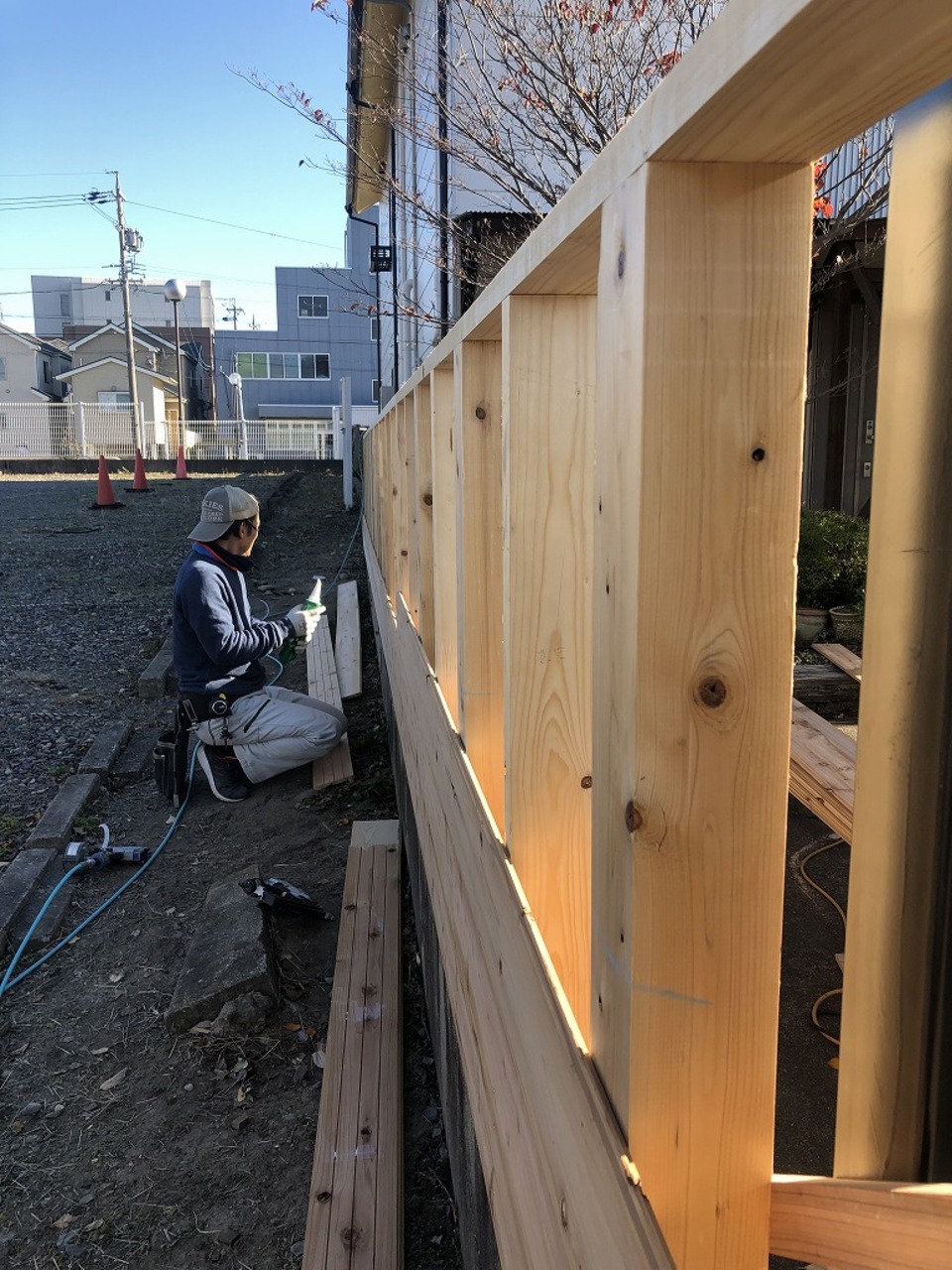 事務所のフェンスを作る白井君！