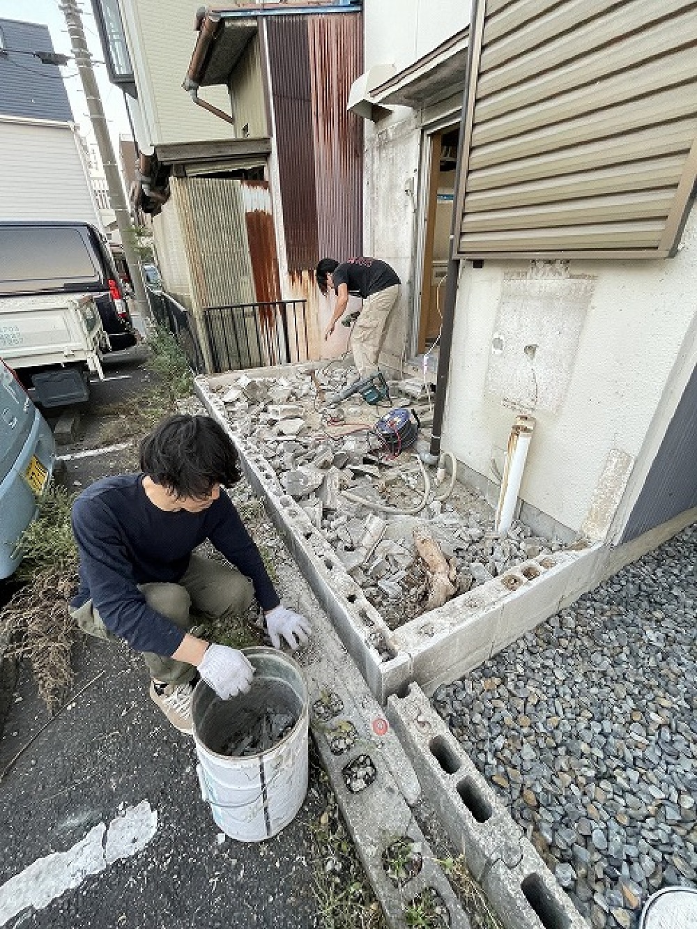 粉塵が出ない様に、集塵機で吸込みながら、 コンクリブロックをカットしていきます（白井）