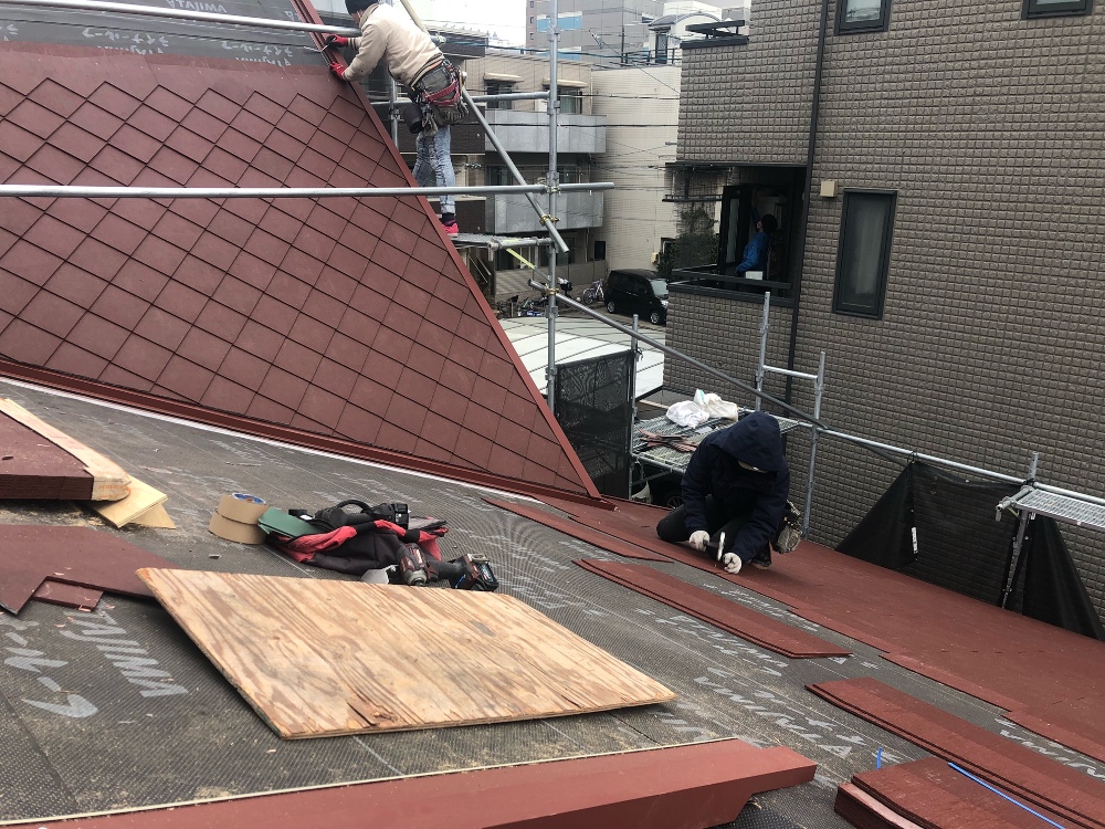 屋根の作業も順調に進んでいます（山本）