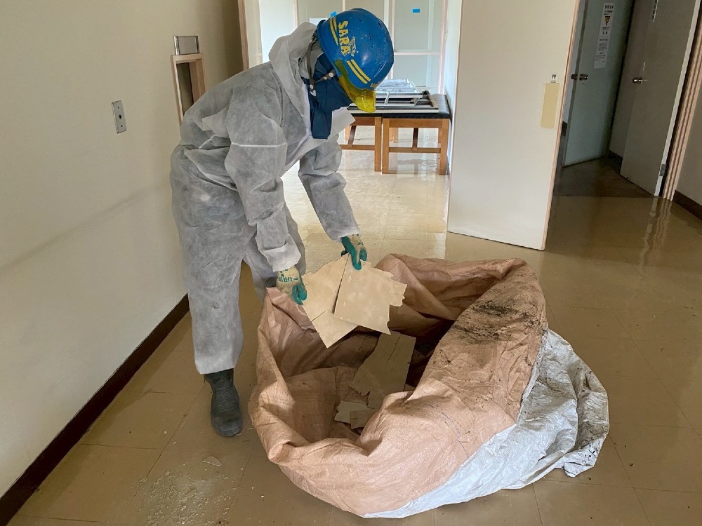 今日から内部床のＰタイルをめくっていきます レベル3ですがアスベストを含んでいるので、防護服・防塵マスク・グローブ等でしっかり防護しています 