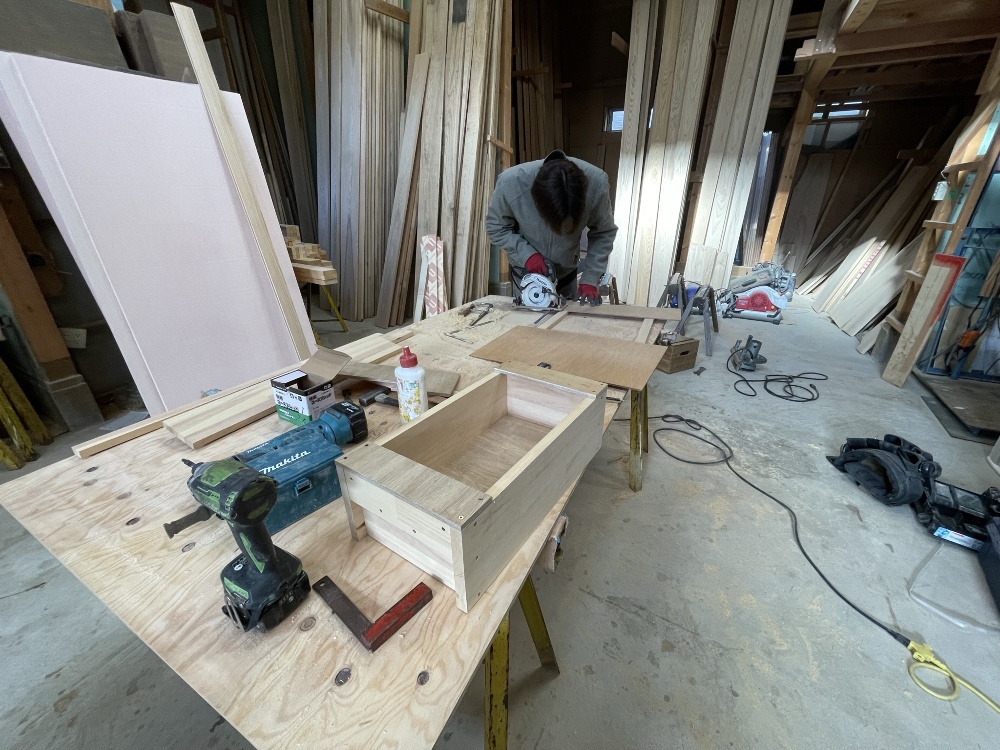 第二工場で端材を用いて自分用の大工道具箱を製作する颯太君。 これから活躍します（白井）