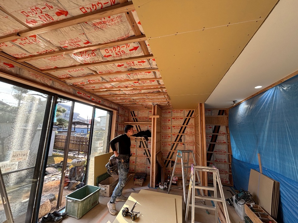 天井プラスターを貼り始めた山ちゃん