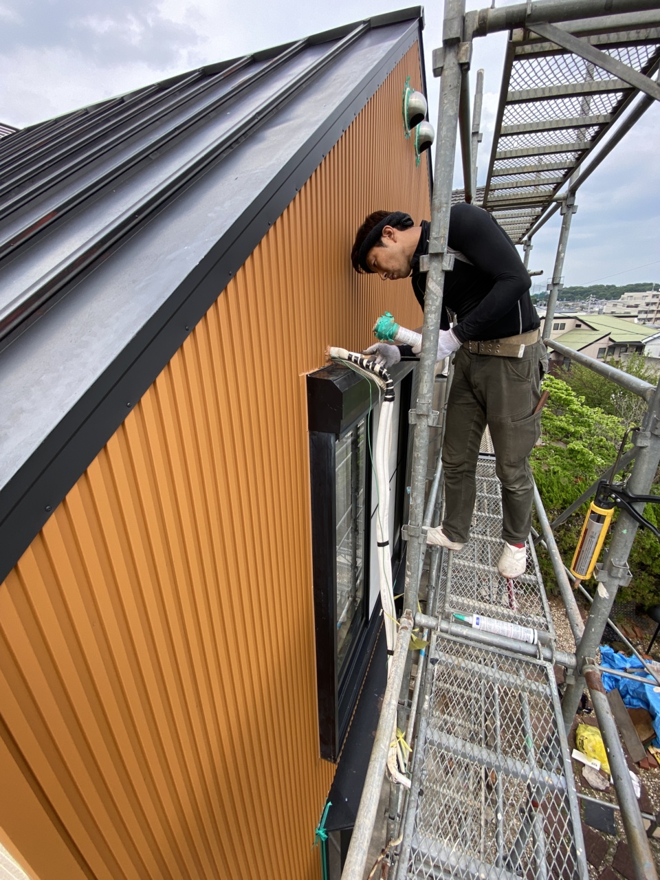 山口建板さん登場！個性的なオレンジでおしゃれな外観に様変わり。