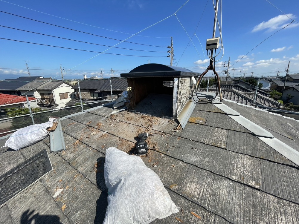 ボロボロだった換気小屋は撤去し、新しいカラーベストを貼り、換気棟を取り付けていきます