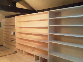 大量の板の正体は本棚でした。