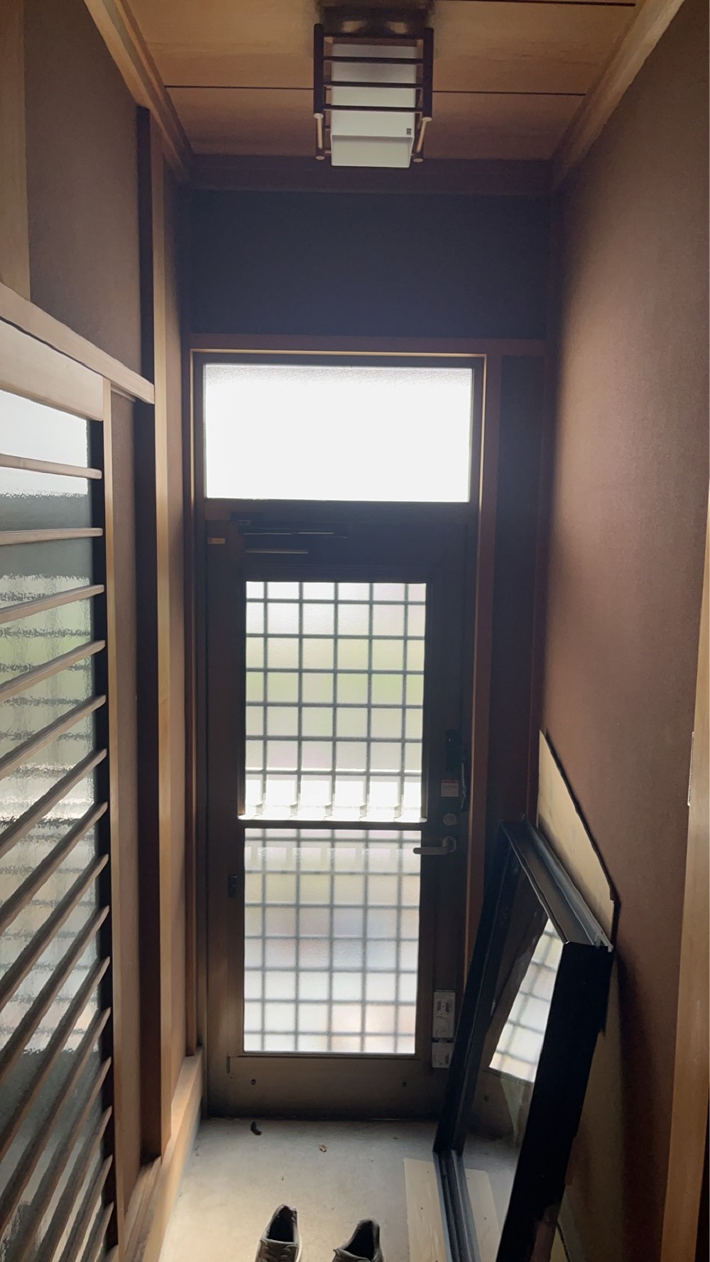 勝手口を中窓へ変更する工事を行っています。