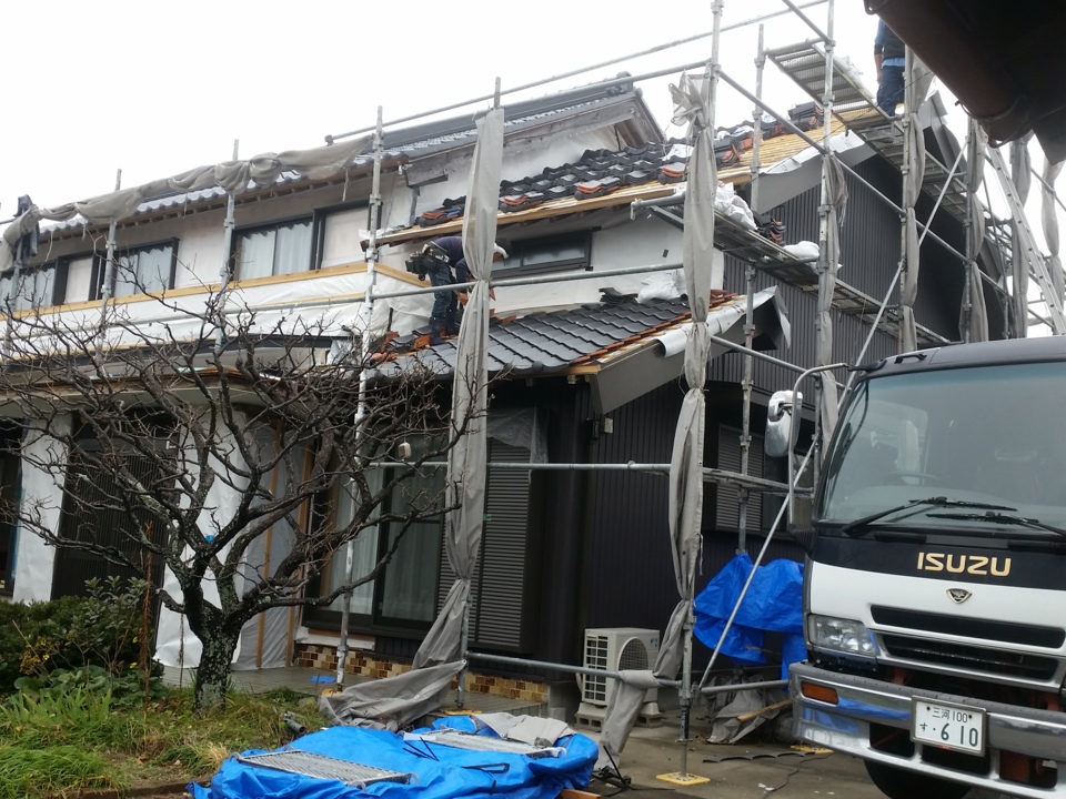  今日から瓦ふせ二期工事がスタートです。