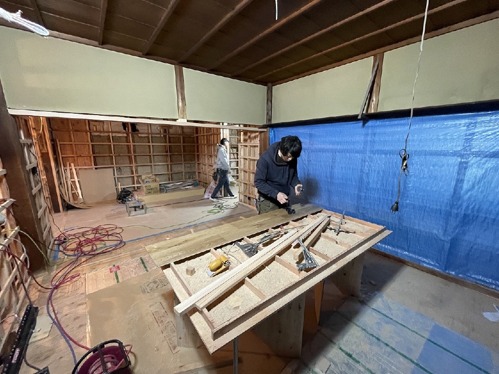 山ちゃんは枠の取付を進めています（白井）