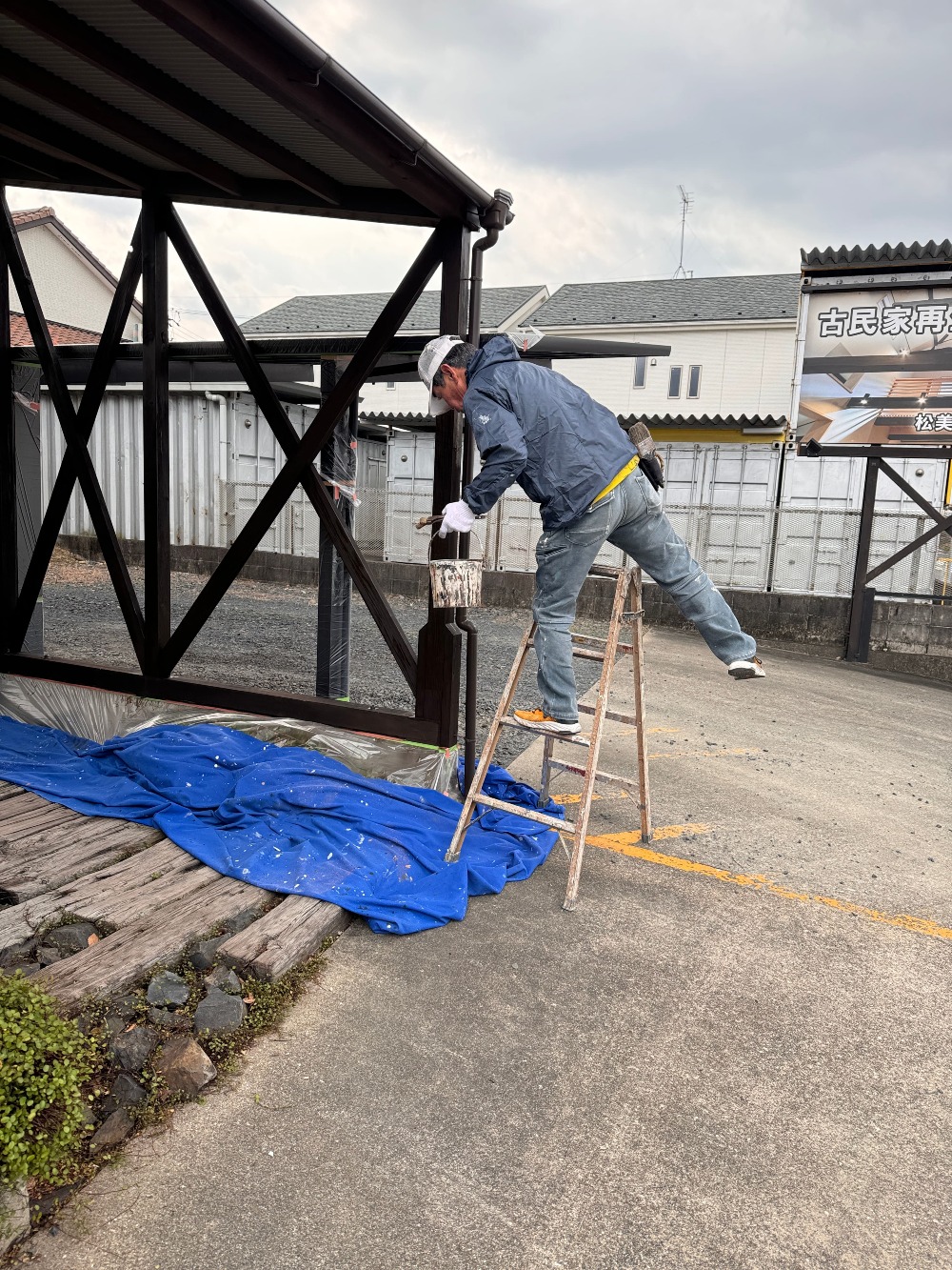 川脇塗装さん。外部ポーチの柱塗装二日目。