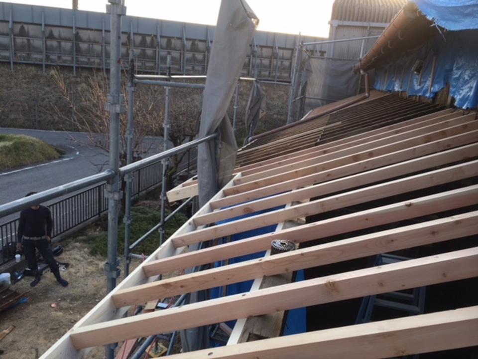 寺西です、増築で屋根を取った部分を復元していきます。