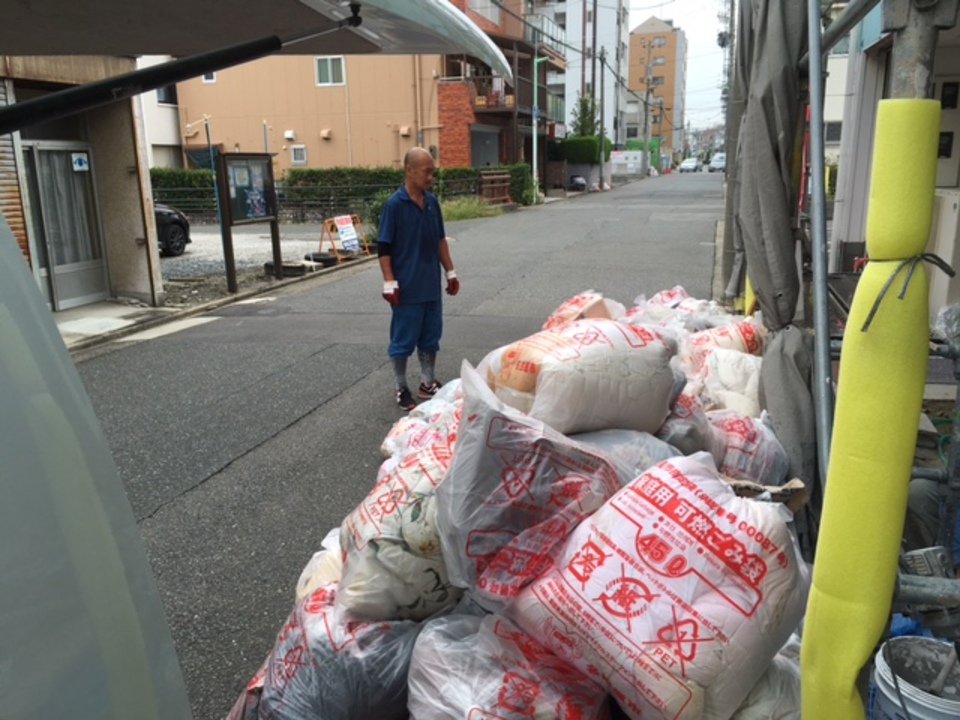 寺西です、 ゴミの多さに呆然とする名古屋市職員。