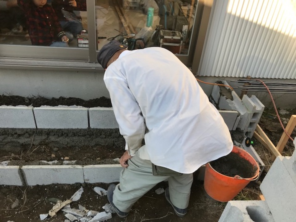 白井です、テラスの土台を作成中のなべさん。