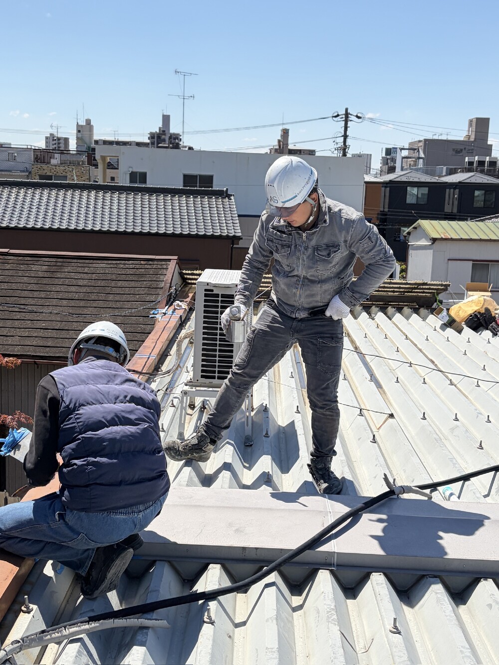 勾配が緩い折板屋根で雨漏りが発生