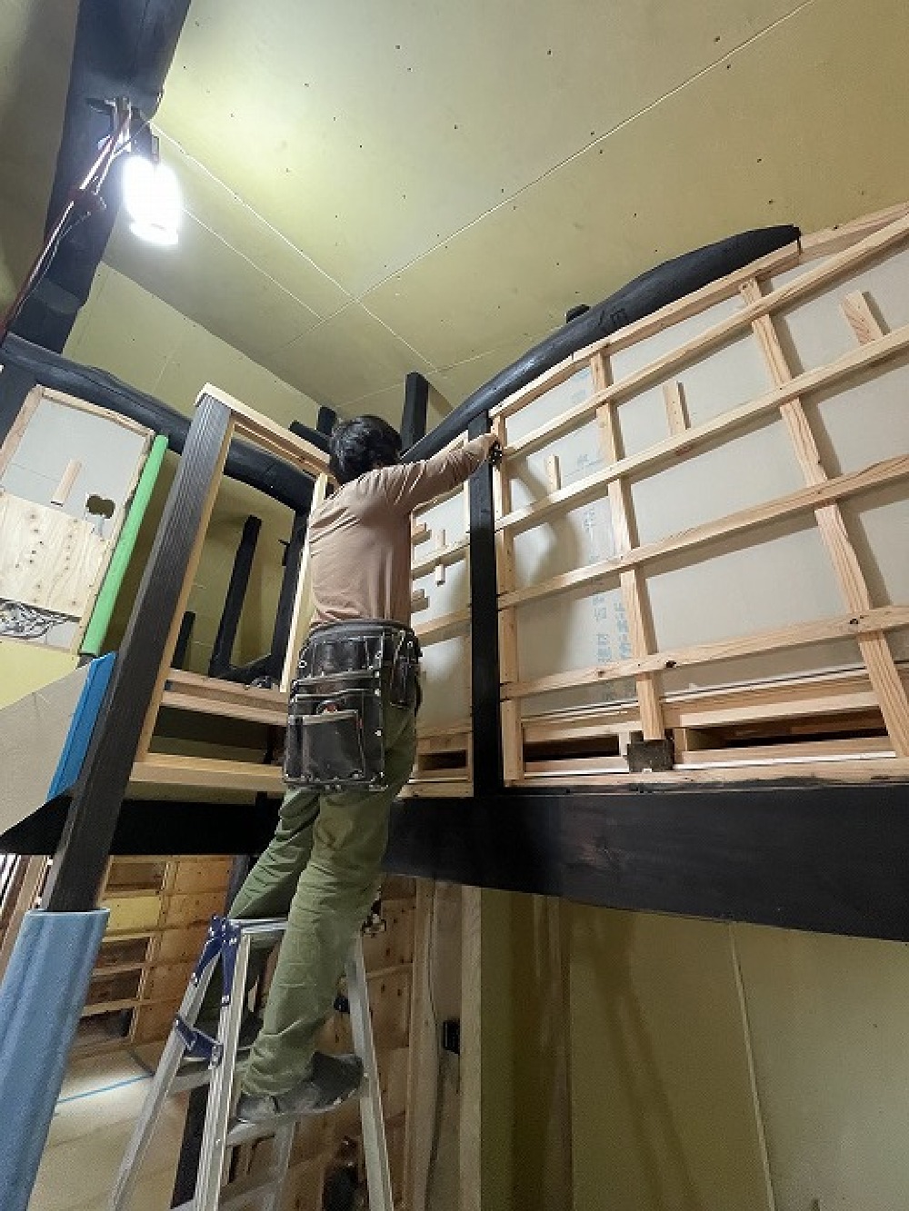 手間の掛かる真壁周りを施工する寺やん（白井）
