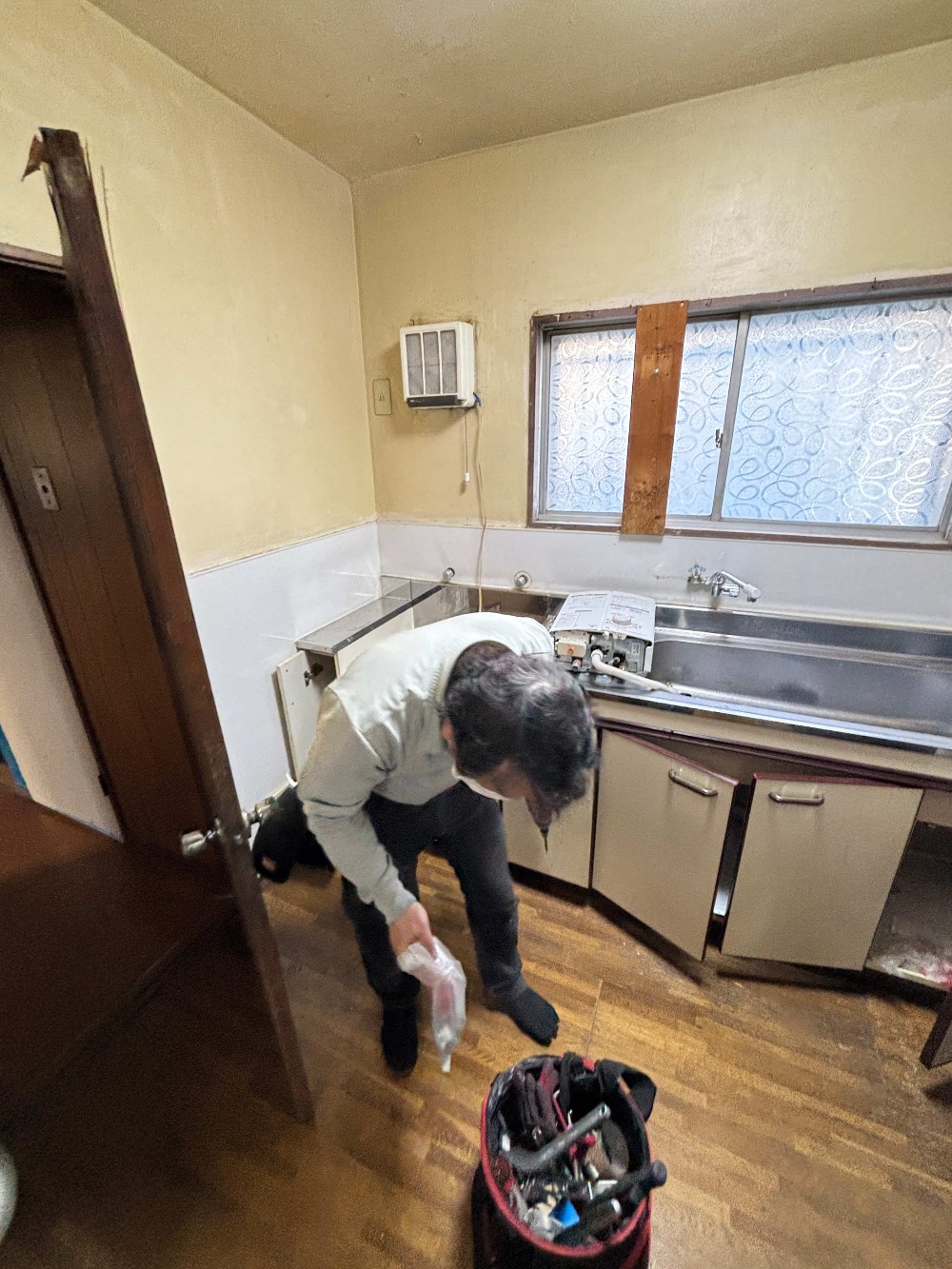 給湯器や便器の撤去