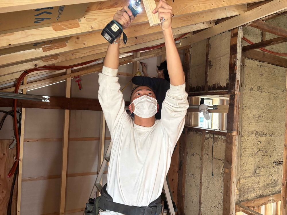勾配天井下地施工中