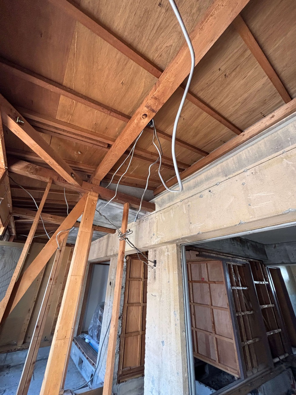 室内の解体作業が順調に進んでいます