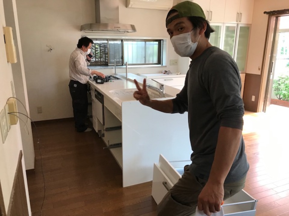 キッチン再利用のため、綺麗に取り外し中。
