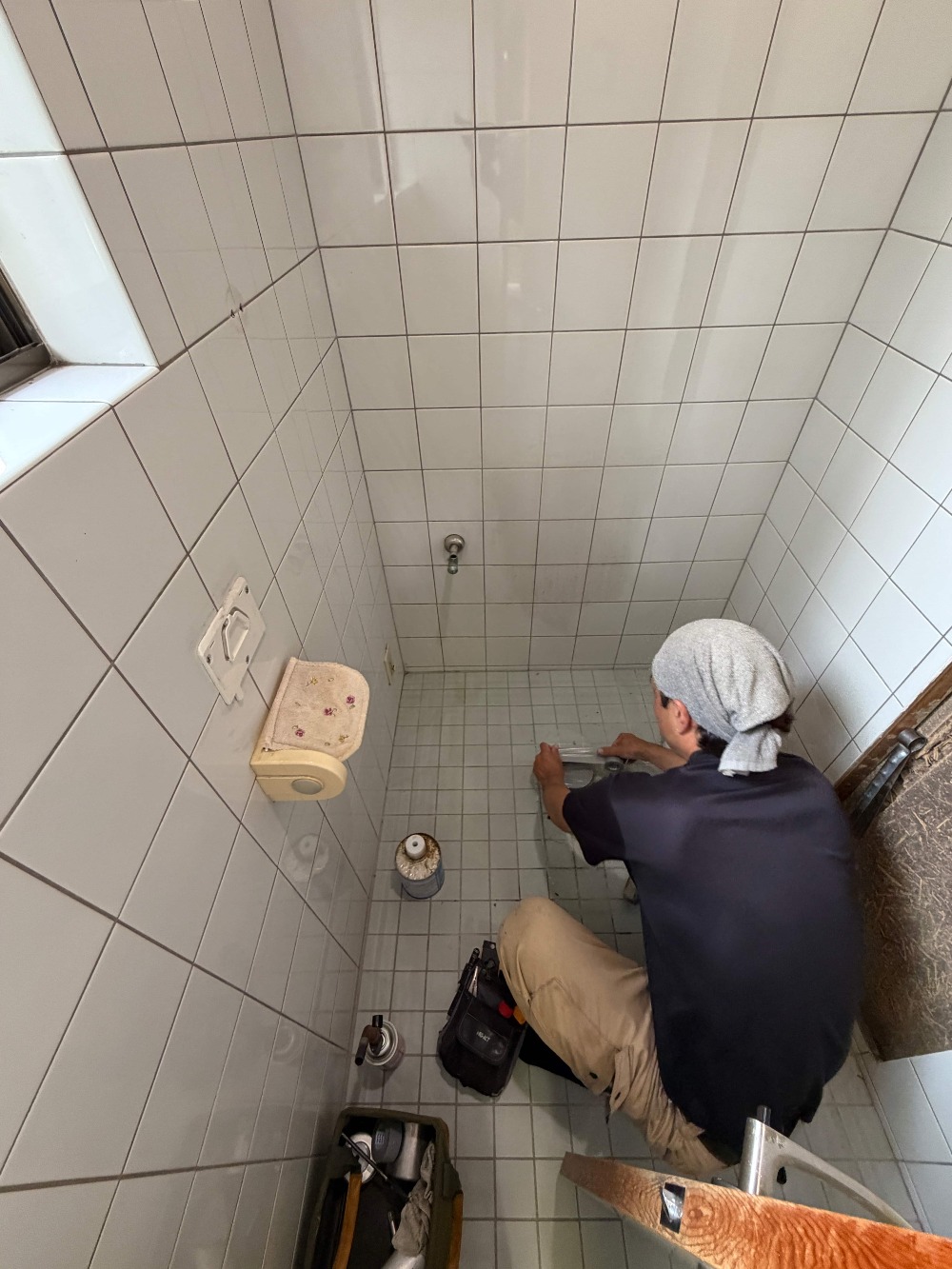 トイレの改装工事、着工しました