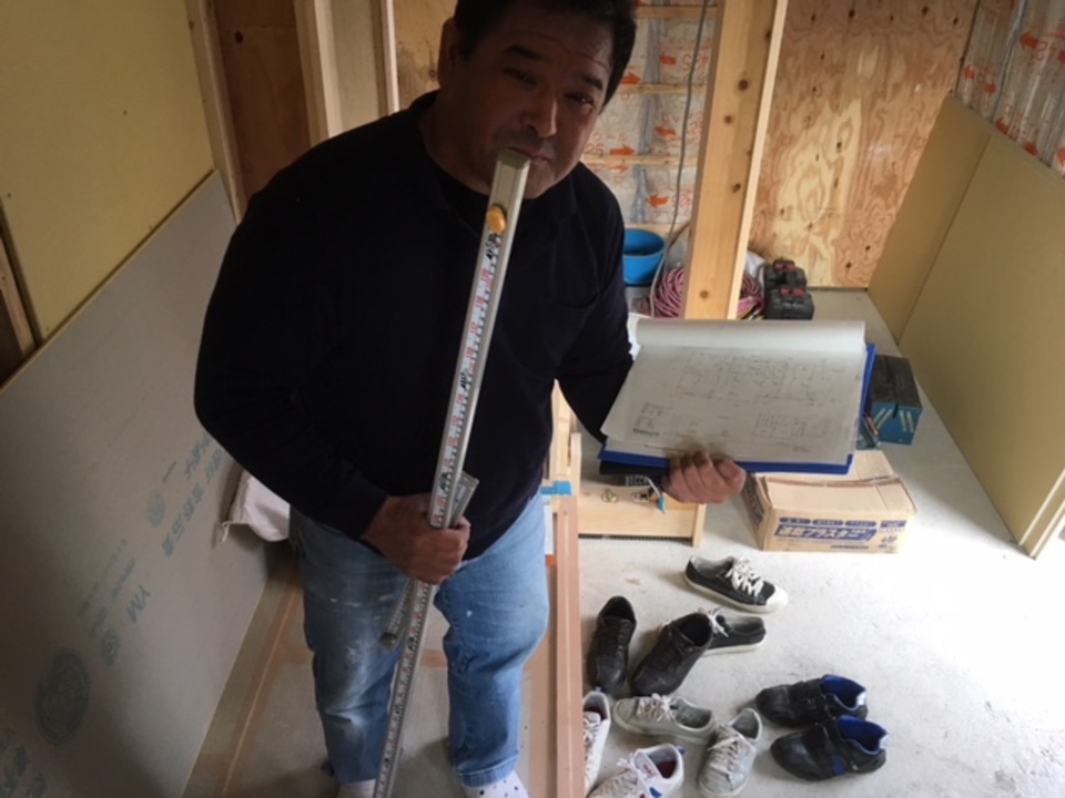 寺西です、建具の寸法取り、図面確認中の長瀬さん。