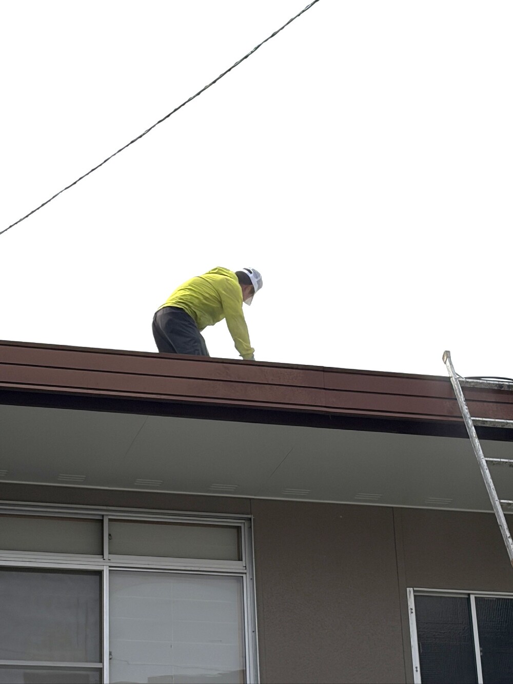 折板屋根の水洗いをしています 