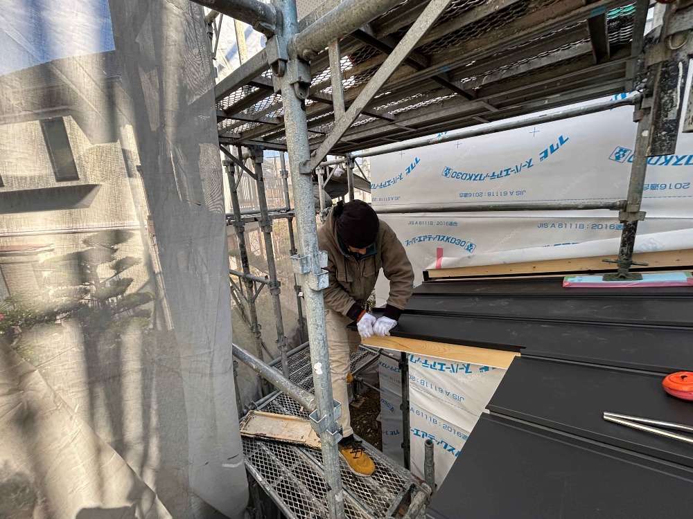 下屋根施工中
