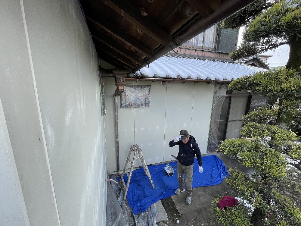 外部では、瓦に雪が残る中 川脇さんが下塗り真っ最中。 寒い中、ありがとうございます。（白井）