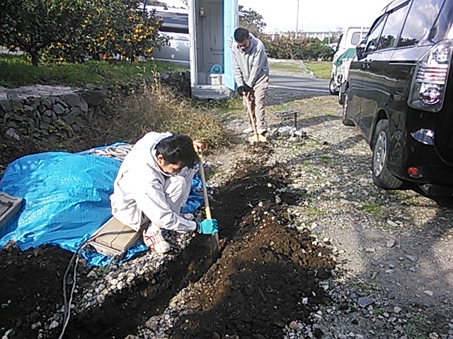 中川です、配管を埋めるセイワ部隊。