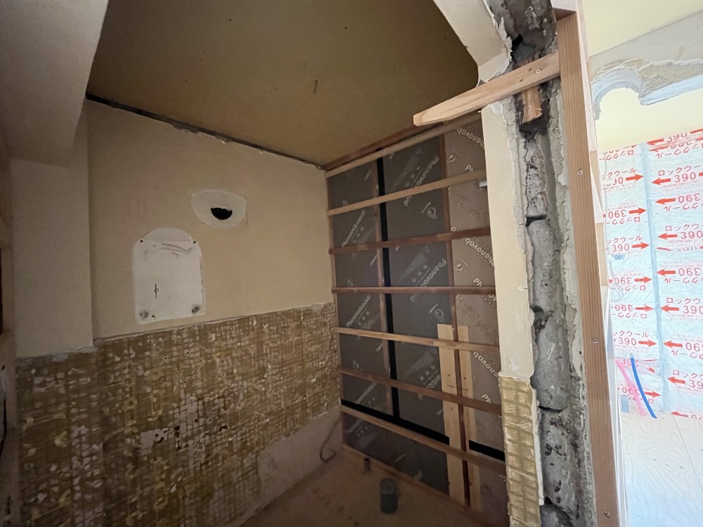壁面断熱材施工
