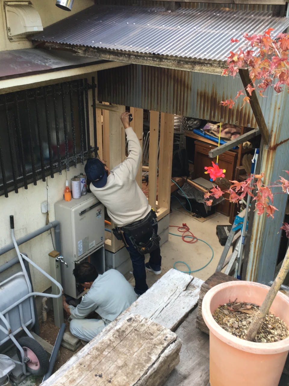 シャワールームの増築にとりかかっています！