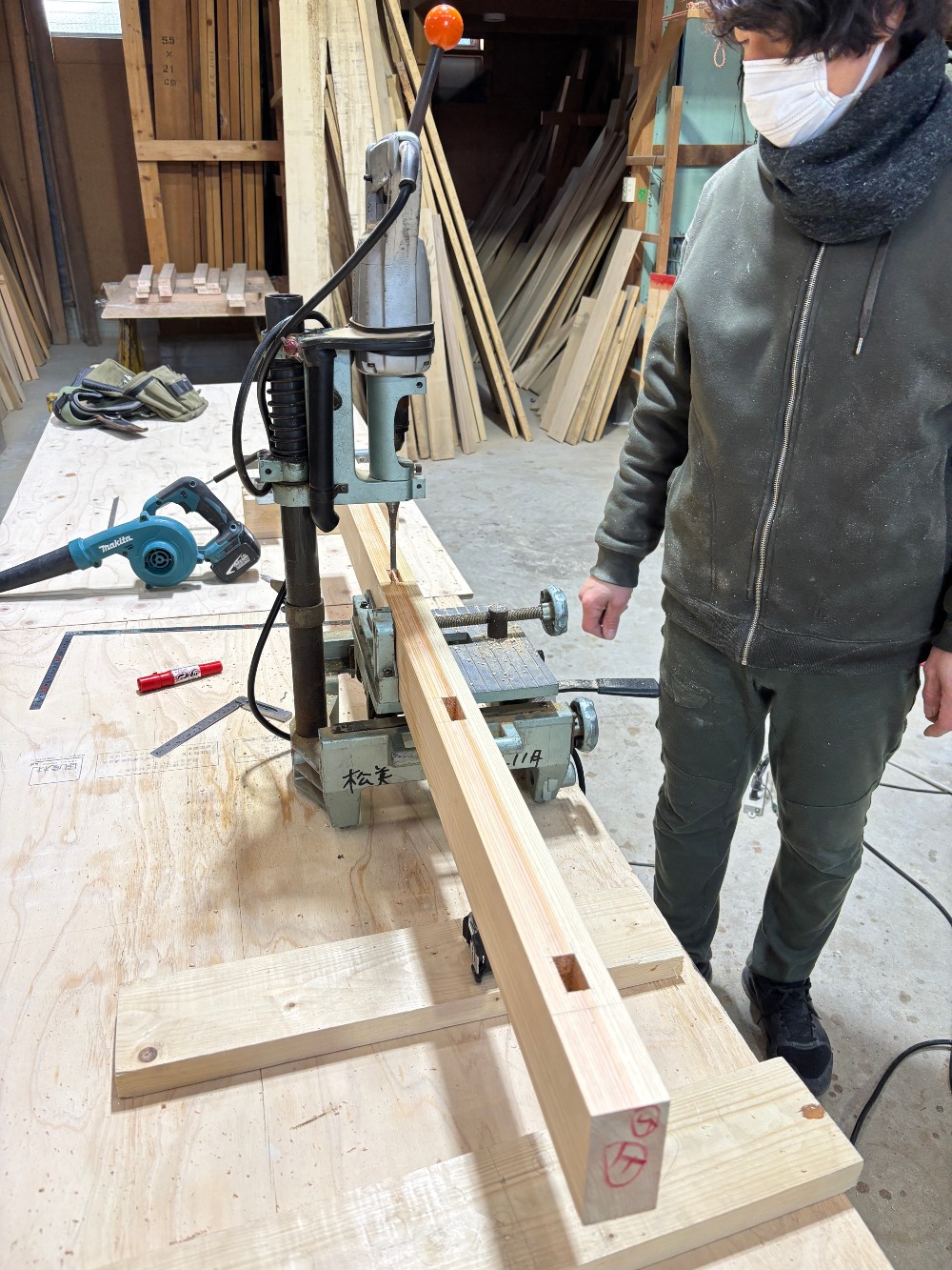 （S様邸壁面収納）桧無垢材を使った家具を製作中