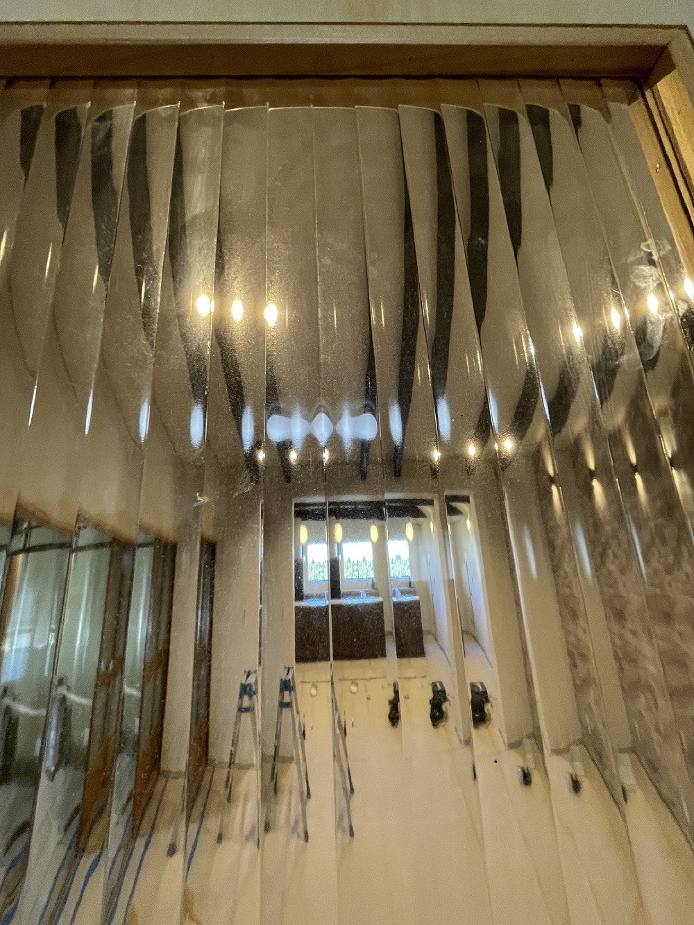 モールガラスを組み込んだ建具。室内を程よく隠しながら魅力的に見せてくれます（白井）