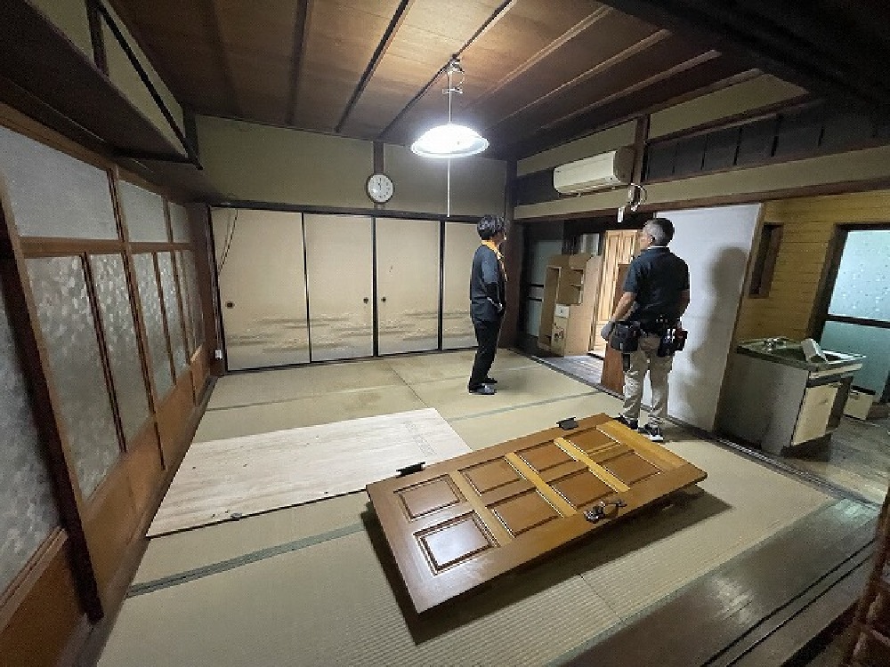 明日から、解体開始。 電気、水道、ガス屋さん勢揃いです。 下準備をしていきます（白井）