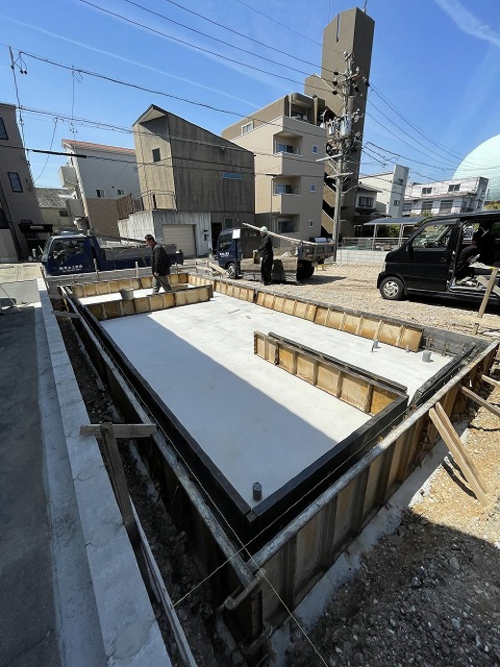 基礎立上りの型枠作業です。 明日、生コン打設予定です（白井）