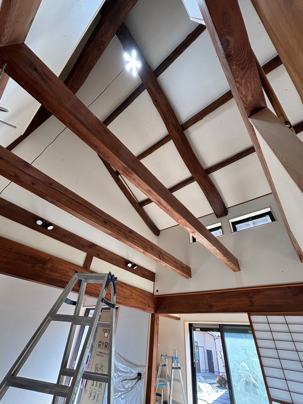  雄大な吹抜空間がお目見えしました。 天井には土佐和紙