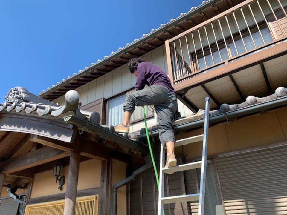 ホースで水を流し、雨漏り箇所の調査をしています。  