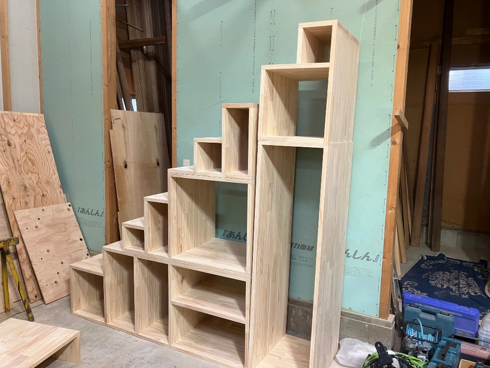 箱階段の組立、塗装を行いました