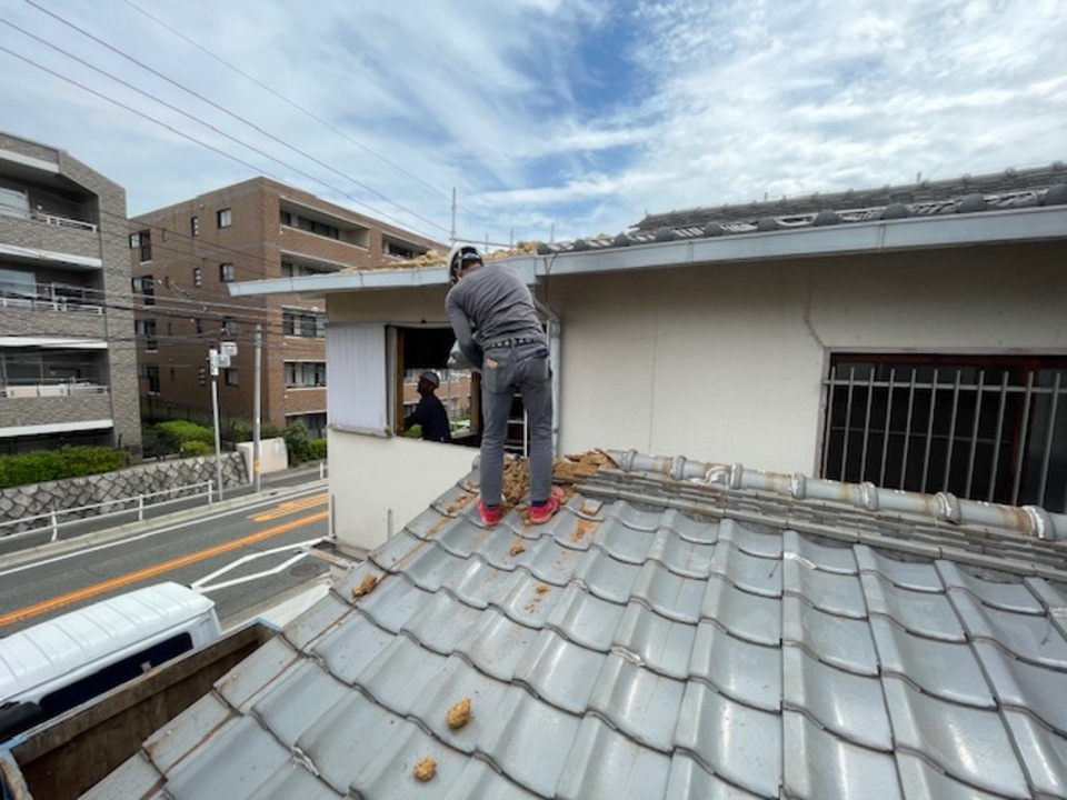 減築の為の、切り離し工事開始です。  まずは瓦下ろしからです。 土がしっかり載ってます（白井）