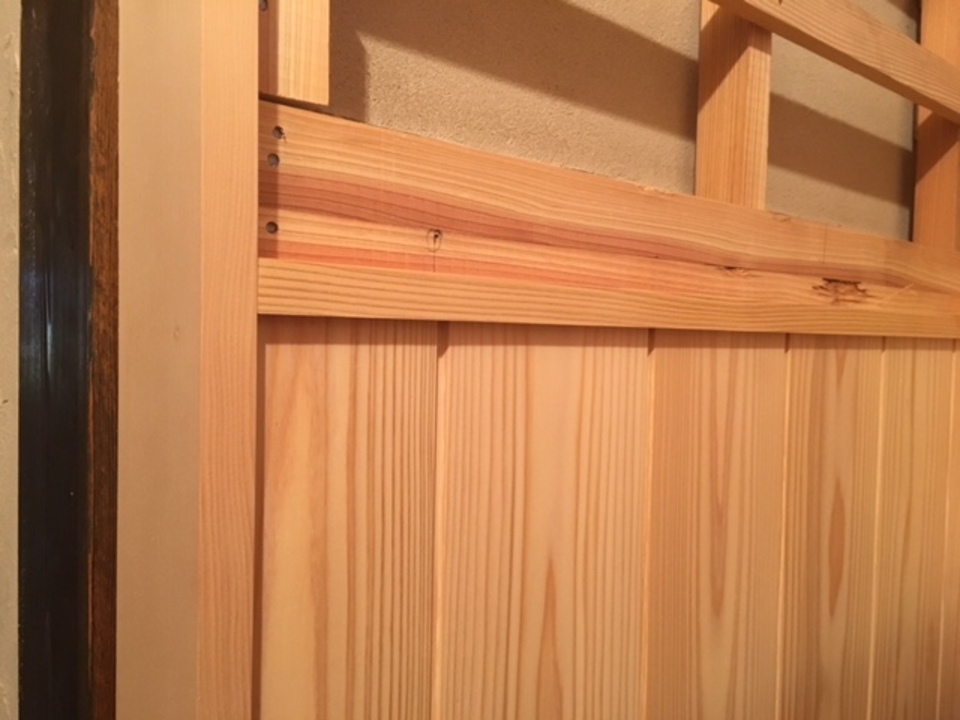 寺西です、トイレの杉羽目板に見切り材を、取り付ける。