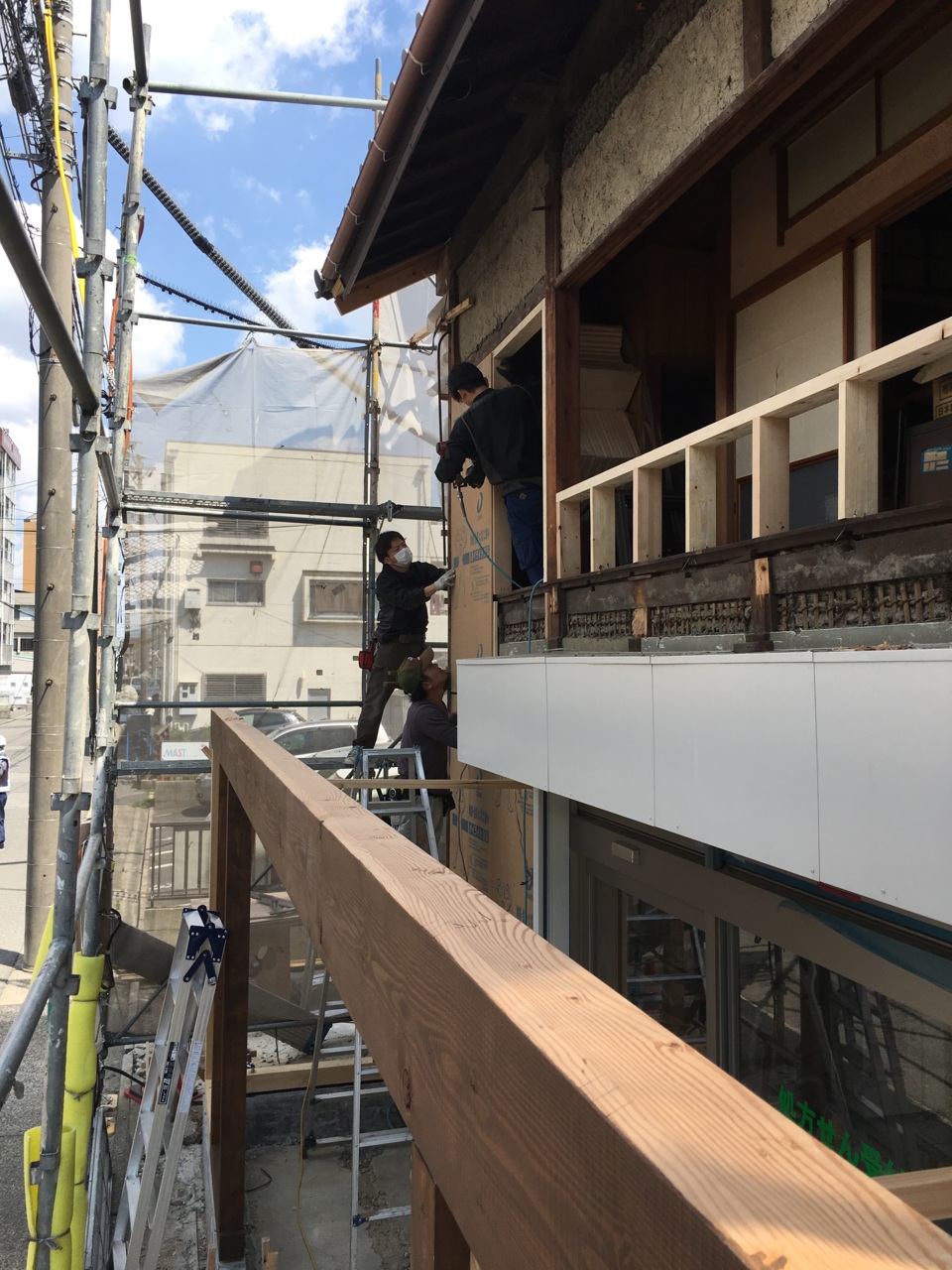 今日は快晴、正面屋根の建て方をしています！