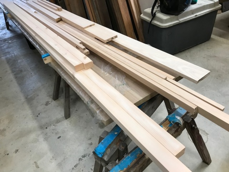 白井です、工場で額縁等を作ってます。