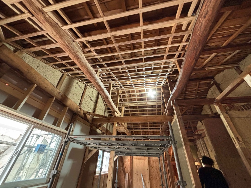 勾配天井下地施工中