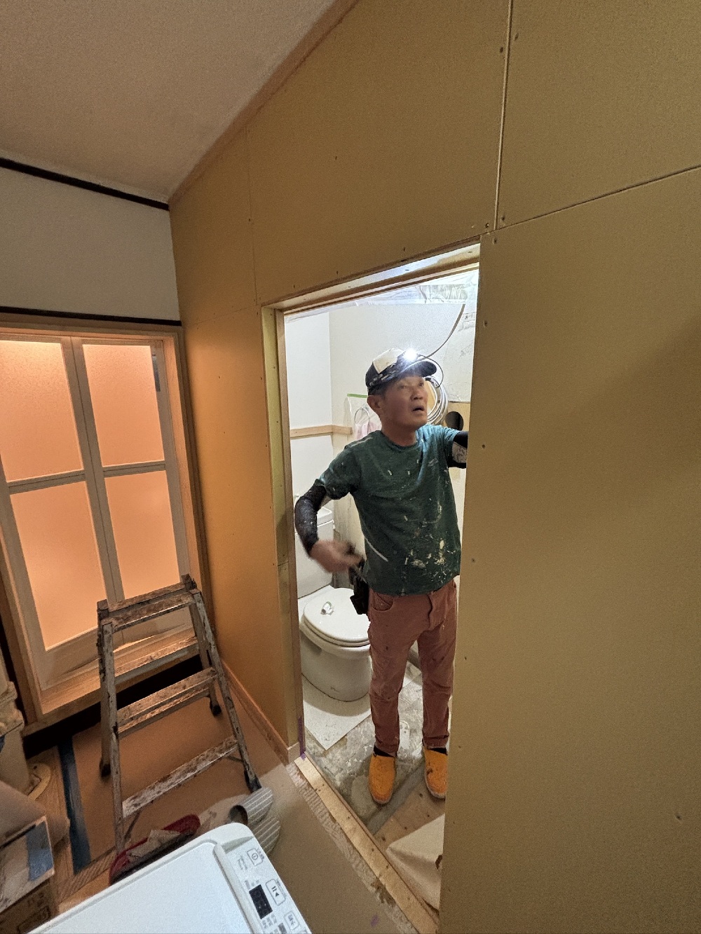 枠廻りを塗装していきます いつもしっかり養生をしてくれるカワワキ塗装さん