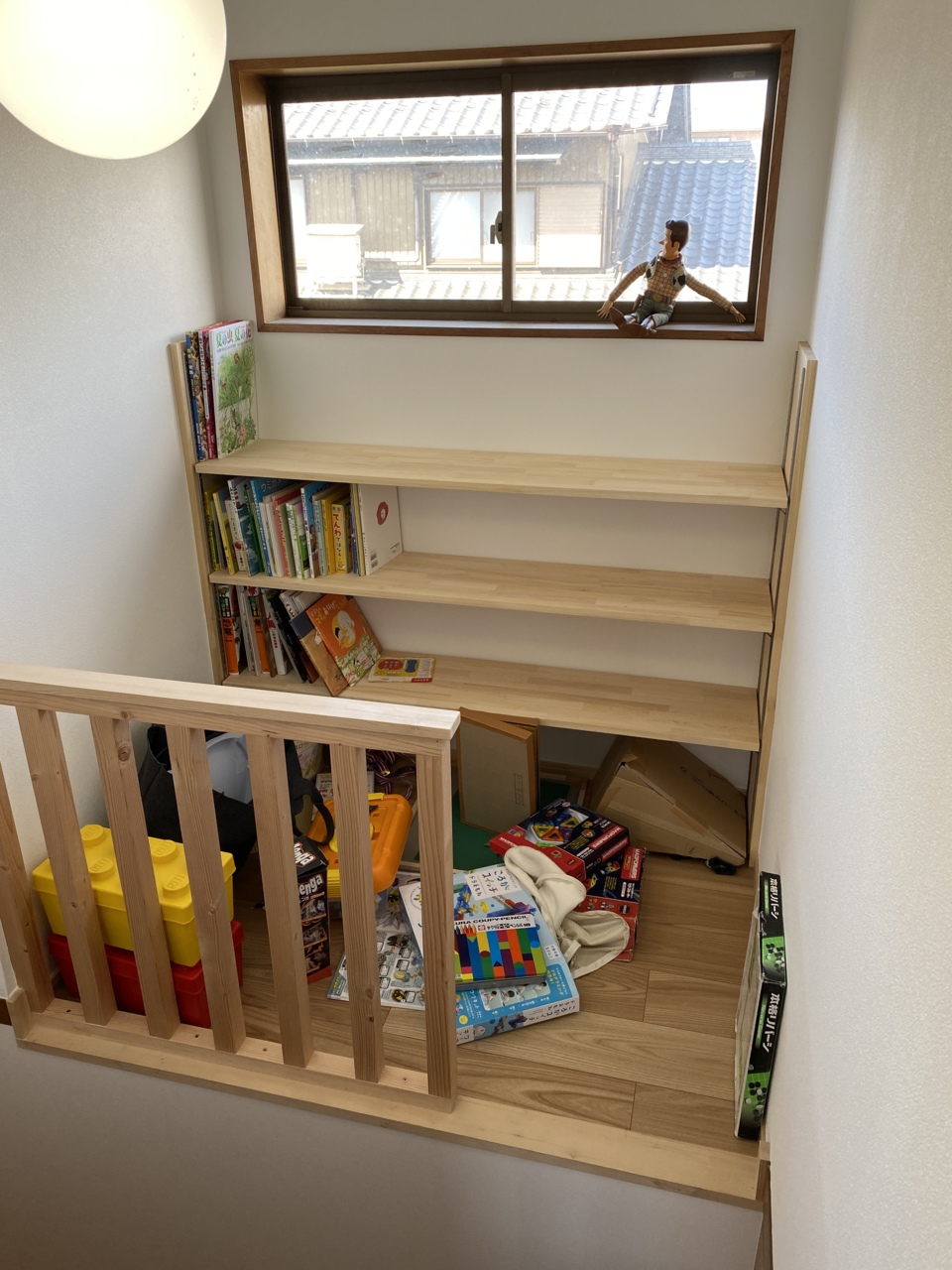 吹抜を潰して、踊り場の読書コーナーの登場です！
