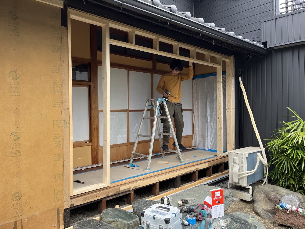 掃き出しサッシの取り替え工事を行いました
