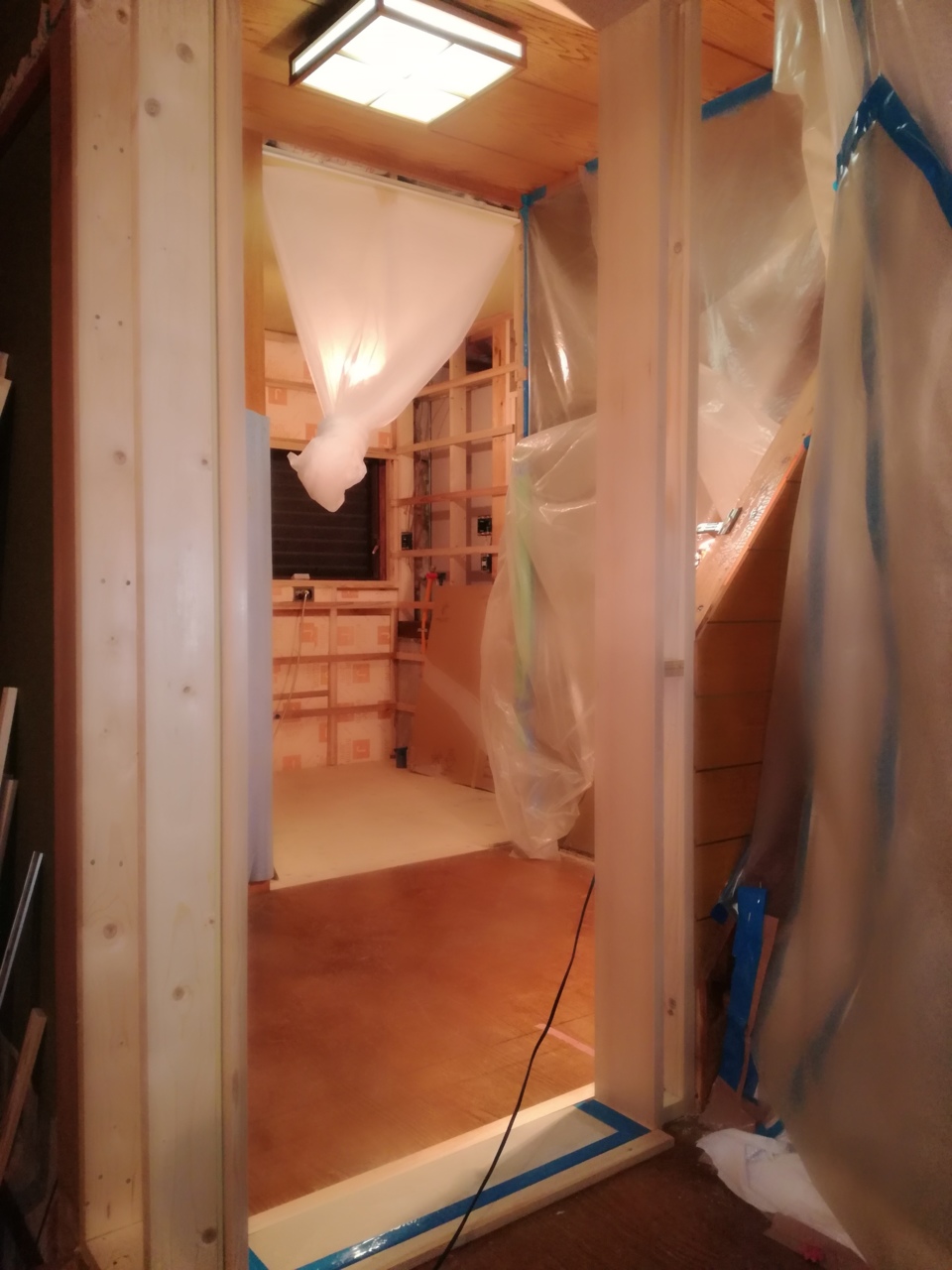 手作りの枠を取り付けました